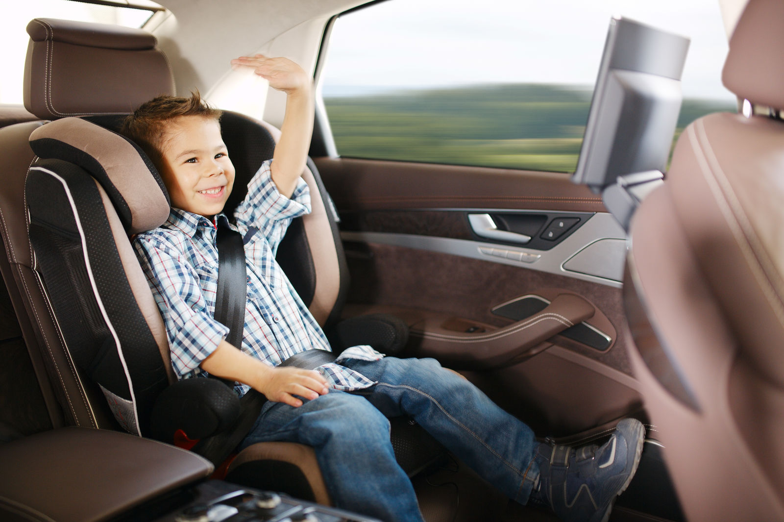 7 лет ребенку можно ли без кресла. Детские кресла на заднем сиденье. Дети на заднем сидении машины. Мальчик в кресле. Автомобиль для детей.