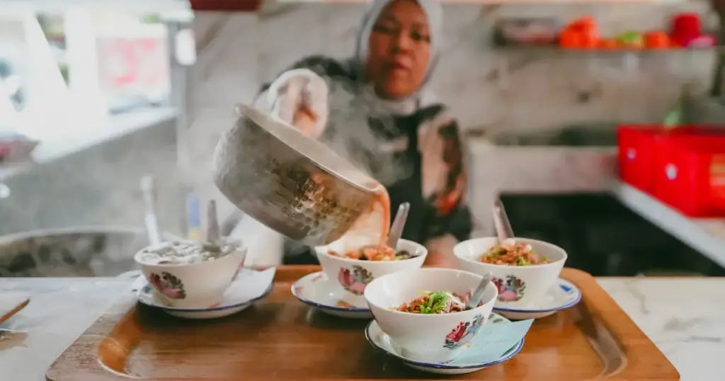 Jangan Lewatkan Coto Makassar di Coto Makassar Daeng, Makassar! Review Lengkap Menu Favorit