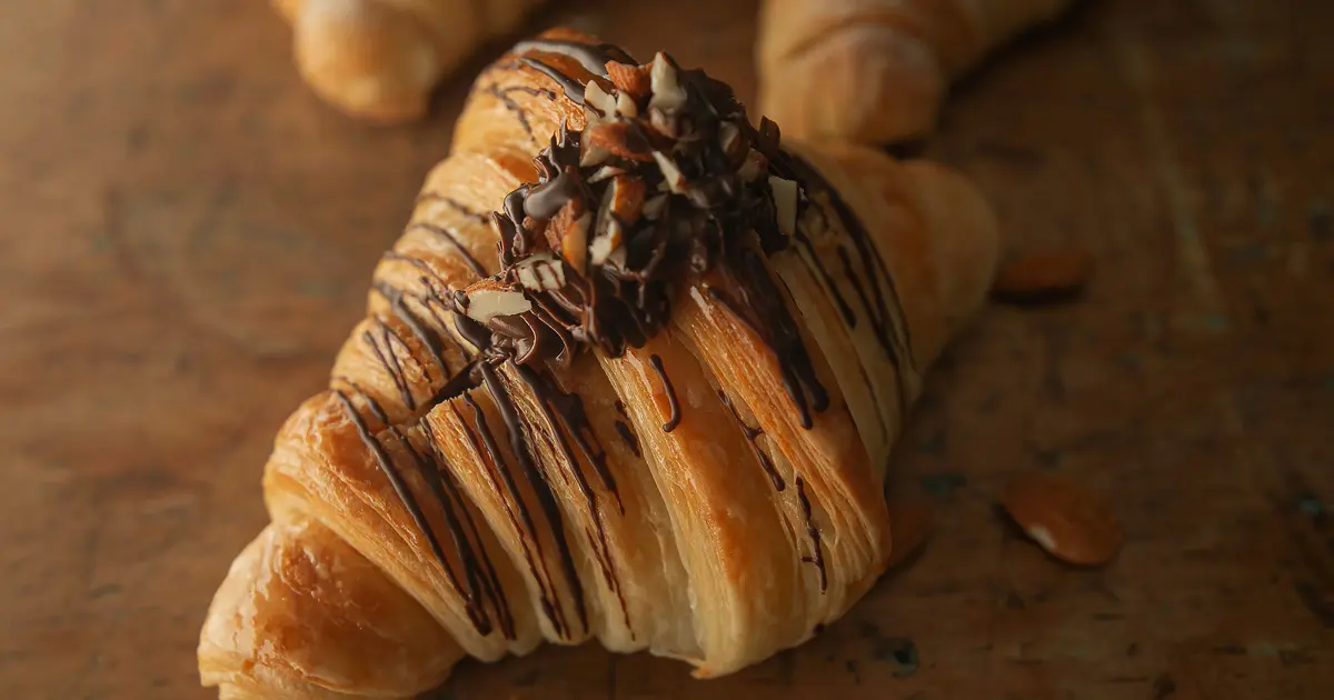 Croissant Almond Paris - Kuliner Dunia