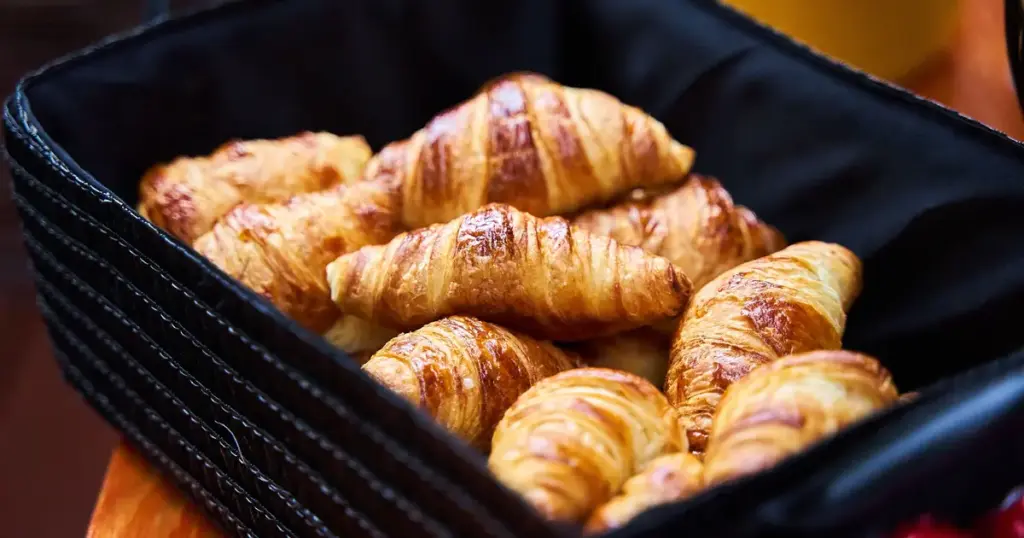 Menikmati Kelezatan Croissant Prancis di Cafe Parisian, Paris, Prancis: Review Lengkap Menu dan Suasana