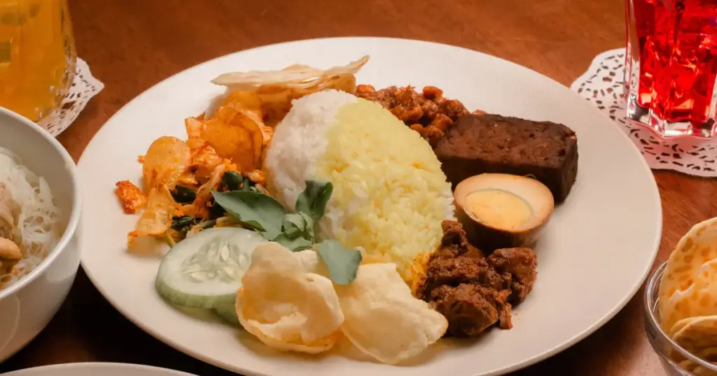 Review Nasi Uduk Betawi di Nasi Uduk Kebon Kacang, Jakarta: Wajib Coba! Kuliner Nusantara yang Bikin Nagih